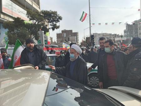 حسن روحانی هم آمد/ حضور روحانی با محافظ و ماشین خاصش در راهپیمایی۲۲ بهمن +عکس