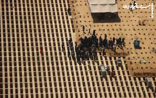 عکس | پیام عاشقانه یک سروان ارتش روی سنگ قبر همسرش