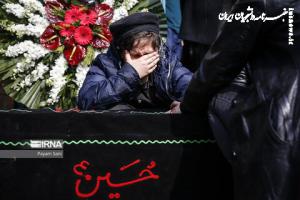 عکس| در فراق پدر/ تصاویری غم انگیز از پسر شهرام عبدلی در مراسم تشییع پدرش 