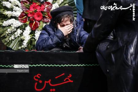 عکس| در فراق پدر/ تصاویری غم انگیز از پسر شهرام عبدلی در مراسم تشییع پدرش 