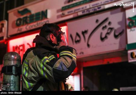تصاویر| آتش‌سوزی در ساختمان ۱۵۳ خیابان بهار