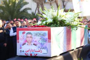 عکس| بدرقه پیکر آتش نشان شهید قریب رضا دارابی در محله چیذر 