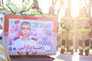 عکس| بدرقه پیکر آتش نشان شهید قریب رضا دارابی در محله چیذر 