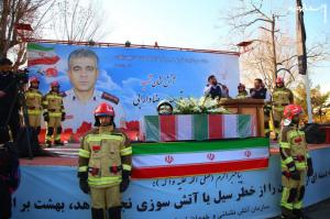 عکس| بدرقه پیکر آتش نشان شهید قریب رضا دارابی در محله چیذر 