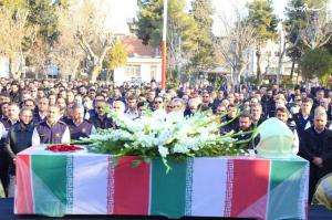 عکس| بدرقه پیکر آتش نشان شهید قریب رضا دارابی در محله چیذر 