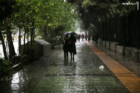 بارش شدید باران در تهران/ آماده باش نیروهای خدمات شهری