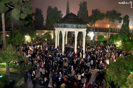فیلم| لحظه تحویل سال ۱۴۰۲ در حافظیۀ شیراز