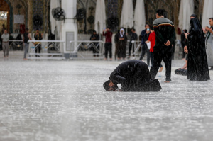 تصاویر| زائران کربلا و‌ نجف زیر نخستین باران بهاری