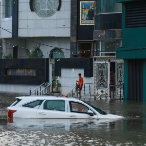 تصاویر| زائران کربلا و‌ نجف زیر نخستین باران بهاری