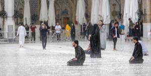 تصاویر| زائران کربلا و‌ نجف زیر نخستین باران بهاری