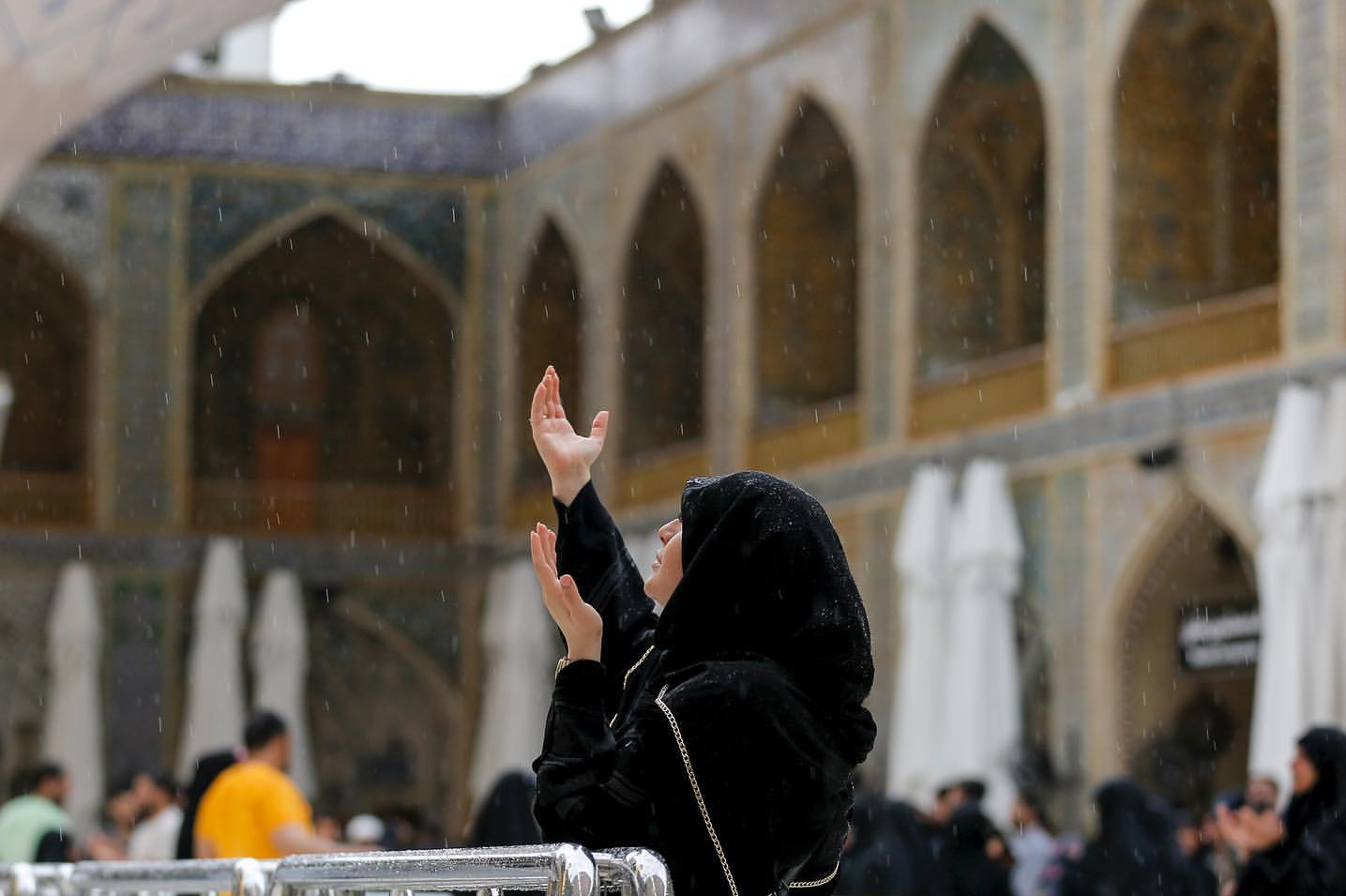 تصاویر| زائران کربلا و‌ نجف زیر نخستین باران بهاری