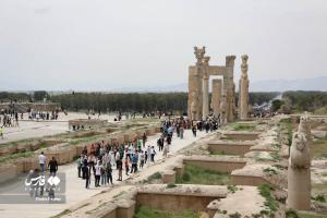 تصاویر| بازدیدمسافران نوروزی از تخت جمشید