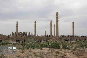 تصاویر| بازدیدمسافران نوروزی از تخت جمشید