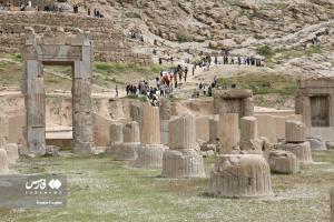 تصاویر| بازدیدمسافران نوروزی از تخت جمشید