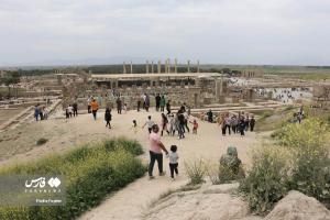 تصاویر| بازدیدمسافران نوروزی از تخت جمشید