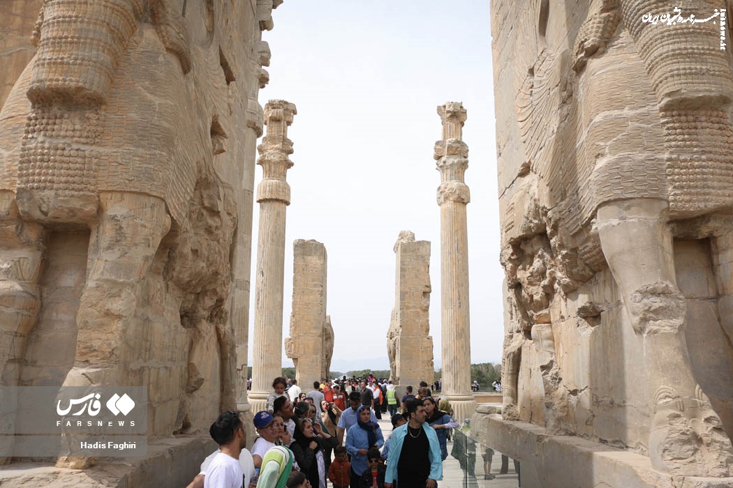 تصاویر| بازدیدمسافران نوروزی از تخت جمشید