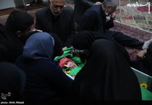 تصاویر تلخ وداع خانواده های شهید مدافع حرم با فرزندانشان 