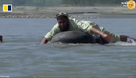 فیلم| تیوب سواری معلمان افغان برای عبور از رودخانه