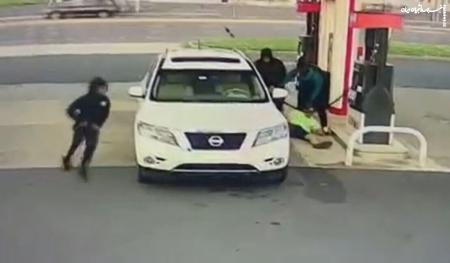 فیلم| حرکت هوشمندانه مرد در پمپ بنزین برای جلوگیری از سرقت خودرو