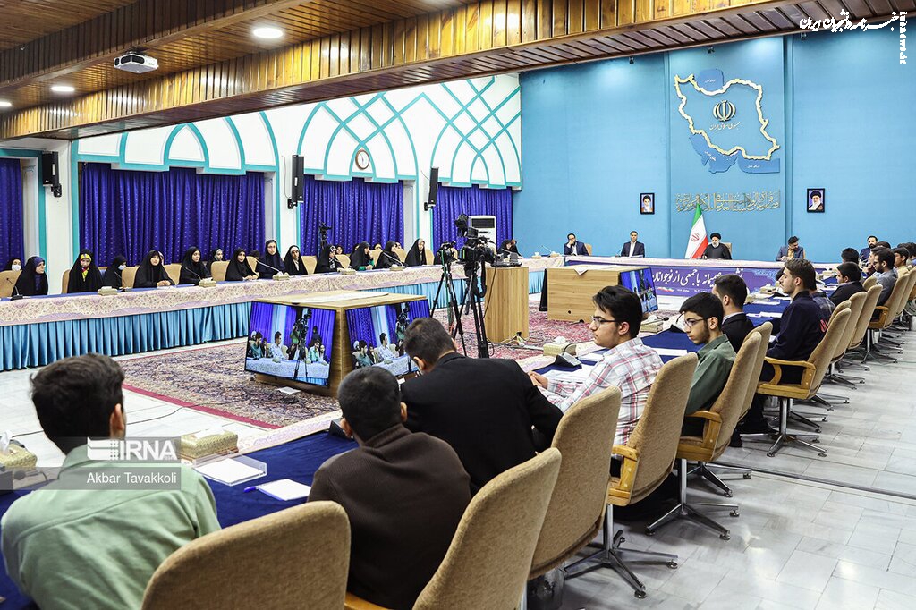 دیدار رئیس جمهور با نوجوانان/ رئیسی و دانش آموزان چه چیزهایی گفتند؟