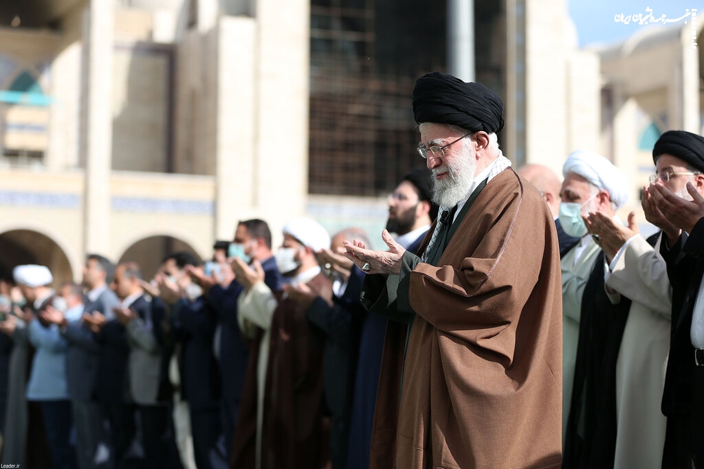 عکس| رهبرانقلاب  در اقامه نماز عید سعید فطر کدوم انگشتر را بدست داشتند؟/ چه کسی این انگشتر را به ایشان هدیه داده بود؟
