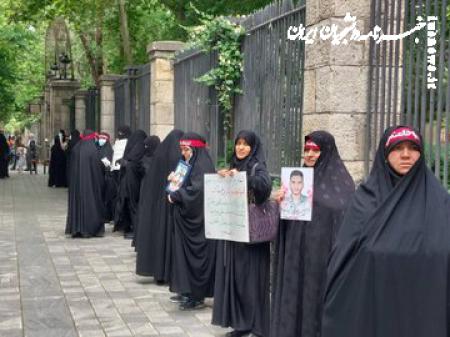 تجمع تعدادی از بانوان مدافع حجاب و عفاف مقابل شورای شهر تهران