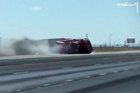 فیلم | لحظه هولناک واژگون شدن کامیون بر اثر وزش باد!