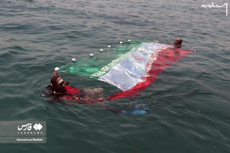تصاویر| نصب بزرگترین پرچم جمهوری اسلامی در عمق آب‌های خلیج فارس