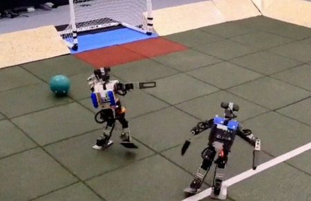 فیلم| ربات‌های کوچک دوست‌داشتنی‌ای که سعی دارند فوتبال بازی کنند