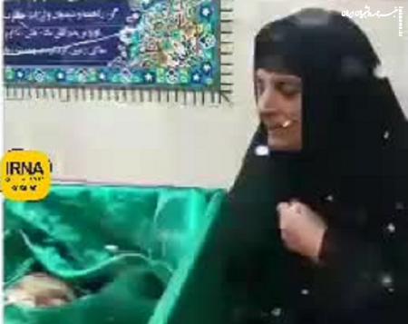 فیلم| لحظه دردناک وداع مادر و دختر علیرضا شهرکی با پیکر شهید 