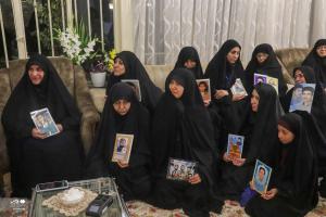 تصاویر| دیدار و همدردی جمعی از خانواده شهدا با مادر شهید الداغی