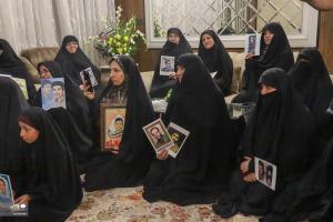 تصاویر| دیدار و همدردی جمعی از خانواده شهدا با مادر شهید الداغی