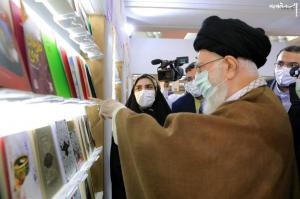 عکس| بازدید رهبر معظم انقلاب از نمایشگاه کتاب تهران