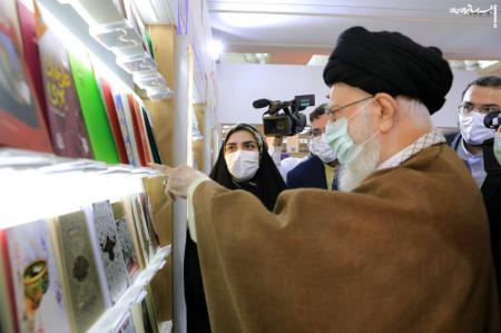 فیلم|  لحظاتی از بازدید رهبر انقلاب اسلامی از نمایشگاه کتاب 