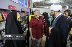 تصاویر| بازدید محمد قمی از نمایشگاه کتاب