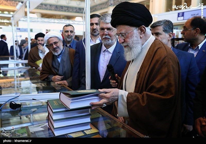 واکنش دفتر رهبر انقلاب درمورد خبر اشتباه خرید کتاب توسط ایشان