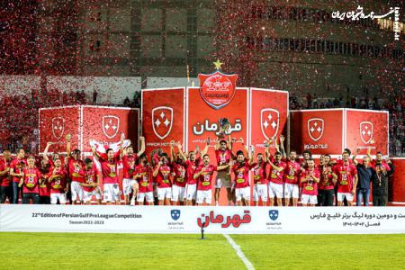 فیلم| لحظه بالا بردن جام قهرمانی لیگ برتر توسط پرسپولیس