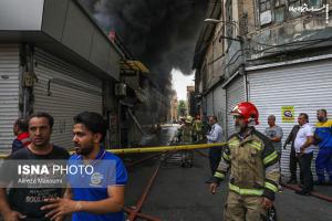 عکس| آتش‌سوزی گسترده در میدان رازی