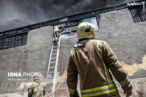 عکس| آتش‌سوزی گسترده در میدان رازی