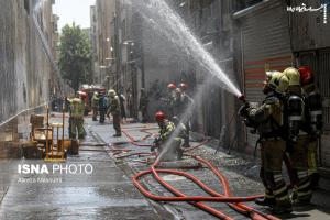 عکس| آتش‌سوزی گسترده در میدان رازی