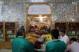 تصاویر| گل‌آرایی ضریح حرم حضرت معصومه(س)