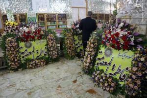 تصاویر| گل‌آرایی ضریح حرم حضرت معصومه(س)