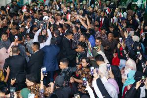 عکس| پوشش و حجاب زنان اندونزیایی مقابل رئیسی