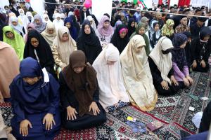 عکس| پوشش و حجاب زنان اندونزیایی مقابل رئیسی