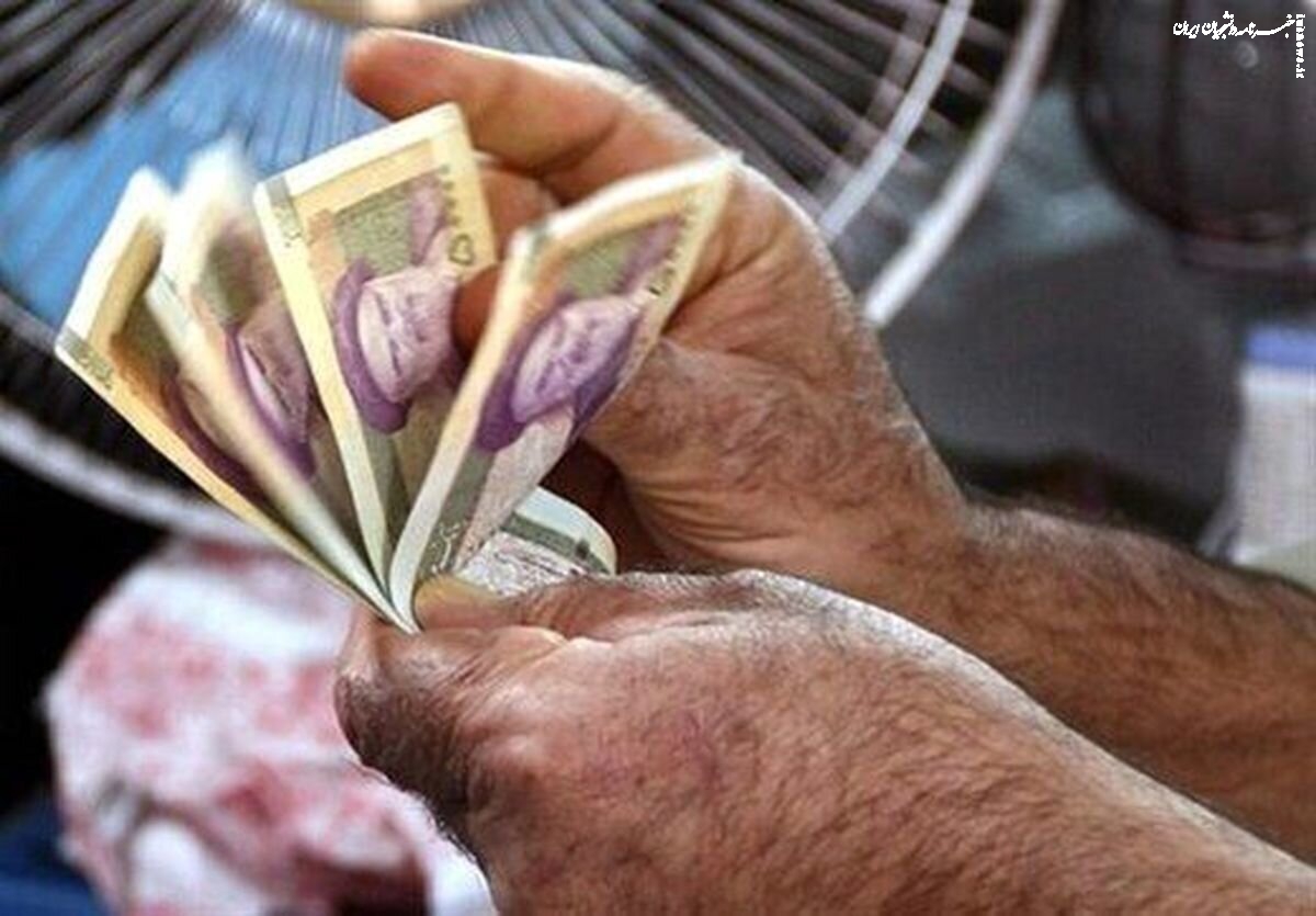 حقوق کارگران بیشتر می‌ شود؟/ رویه تعیین مزد ۱۴۰۲ برخلاف قانون بود؟ 