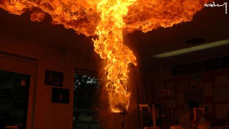 فیلم| اگر روی روغن آتش گرفته آب بریزید چه اتفاقی می‌افتد؟
