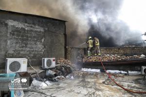 تصاویر| آتش‌سوزی انبار چسب در بازار تهران