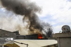 تصاویر| آتش‌سوزی انبار چسب در بازار تهران