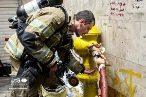 تصاویر| آتش‌سوزی انبار چسب در بازار تهران