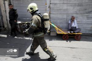 تصاویر| آتش‌سوزی انبار چسب در بازار تهران